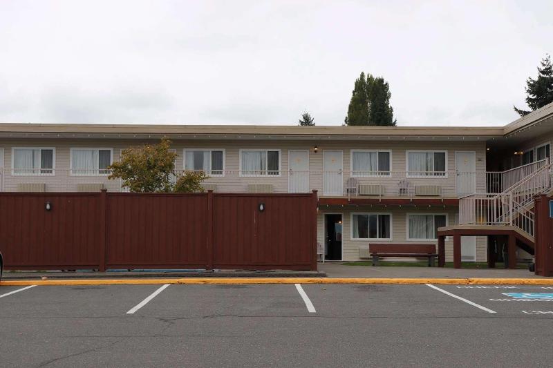 فندق صغير Super 8 By Wyndham Courtenay