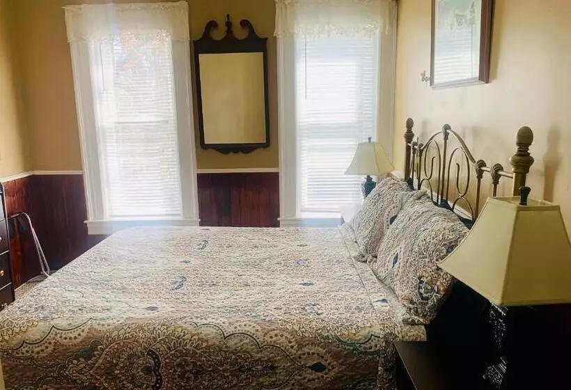 Retkeilymaja Carriage House Inn