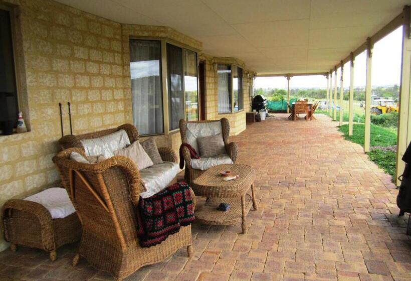 Отель Lavendale Country Retreat