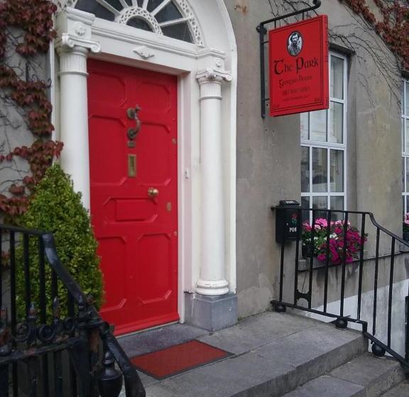 بنسيون The Park Georgian House