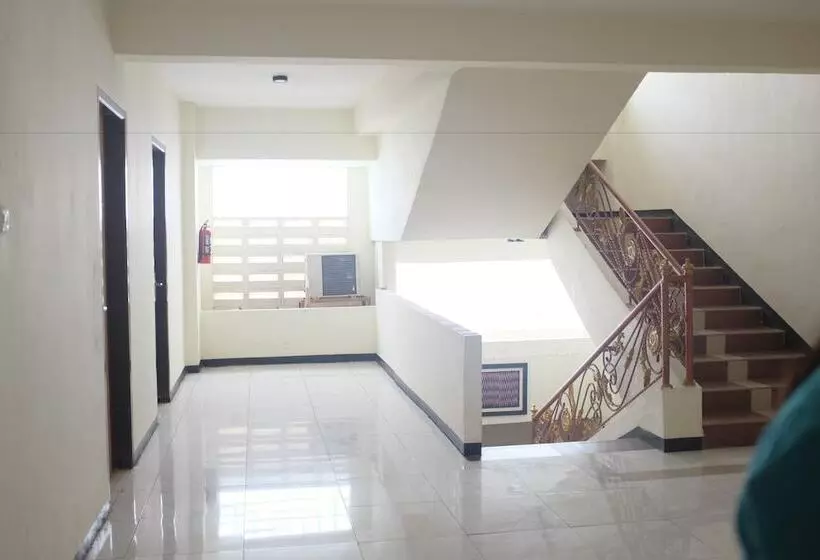 Hotelli Reddoorz Plus Near Senen