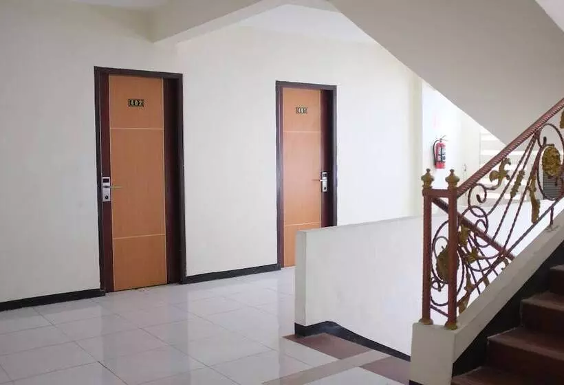 Hotelli Reddoorz Plus Near Senen