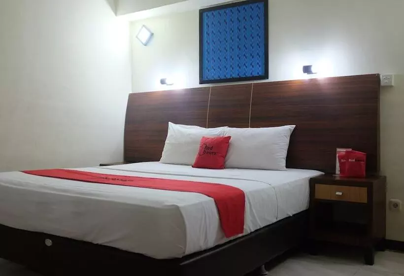Hotelli Reddoorz Plus Near Senen