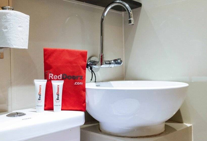 בית מלון כפרי Reddoorz Plus @ Poblacion Makati