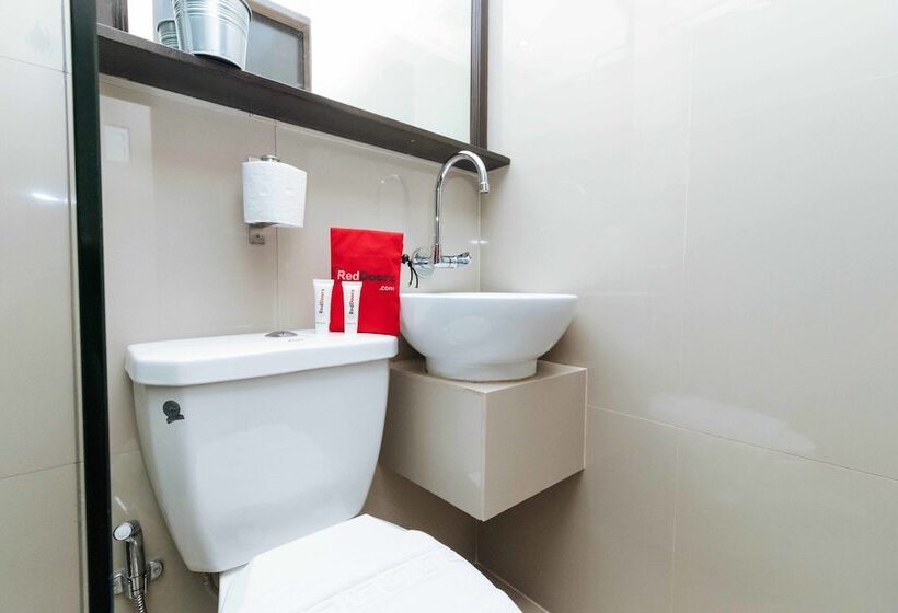 בית מלון כפרי Reddoorz Plus @ Poblacion Makati