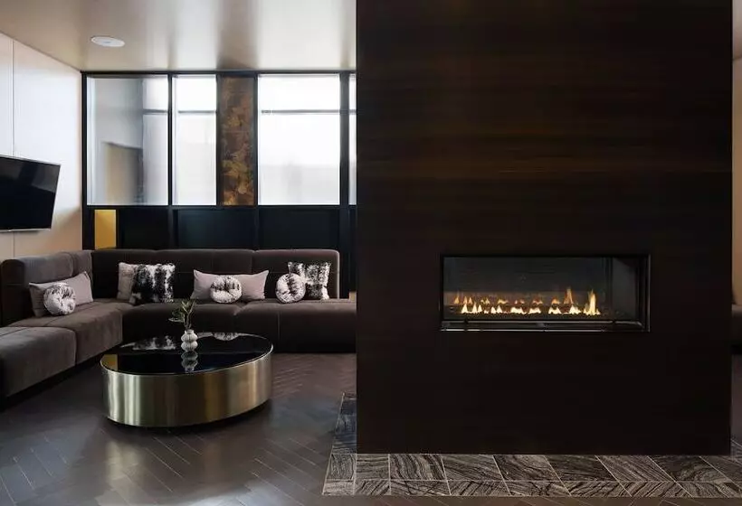 The Oaklander Hotel, Autograph Collection