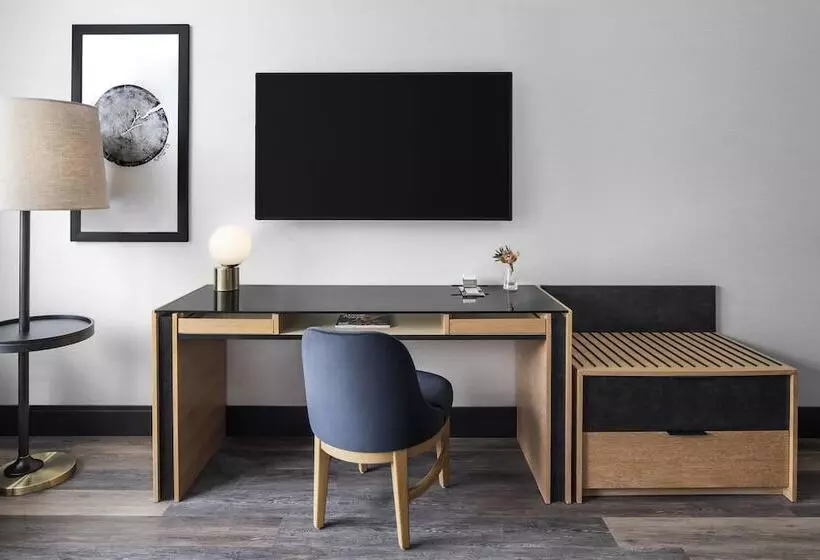 The Oaklander Hotel, Autograph Collection