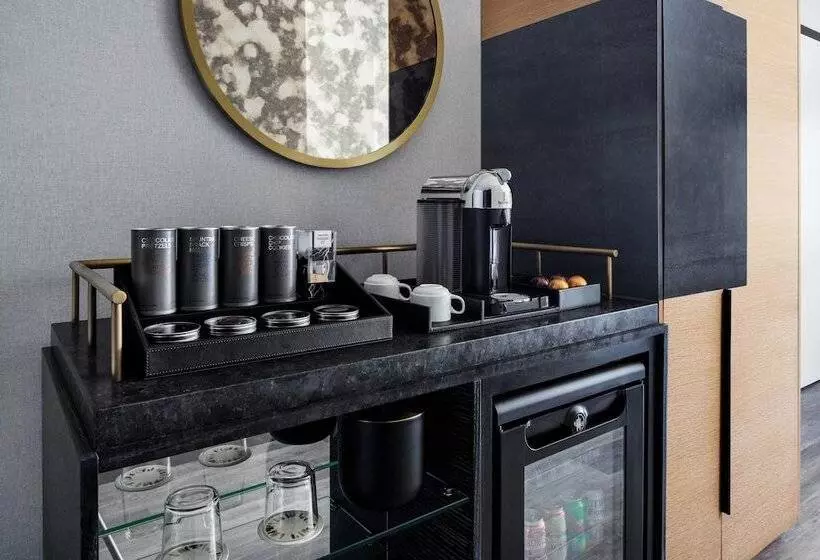 The Oaklander Hotel, Autograph Collection