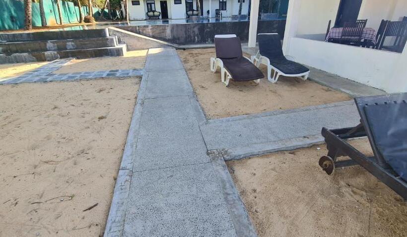 فندق Thiranagama Beach