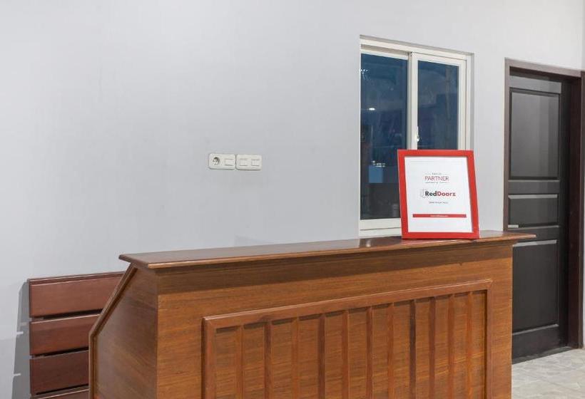 بنسيون Reddoorz Near Universitas Wijaya Kusuma Surabaya 2