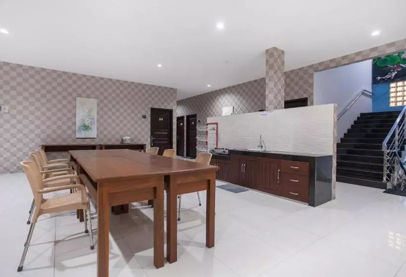 ペンション Reddoorz Near Universitas Wijaya Kusuma Surabaya 2