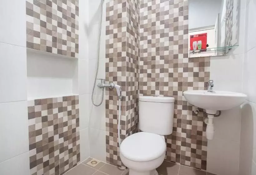 ペンション Reddoorz Near Universitas Wijaya Kusuma Surabaya 2