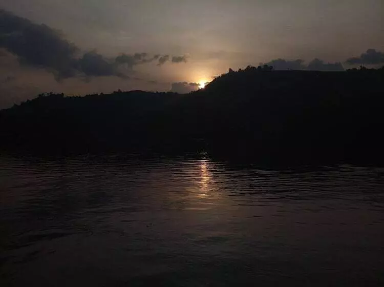 هتل Supreme Adventure Park Bunyonyi