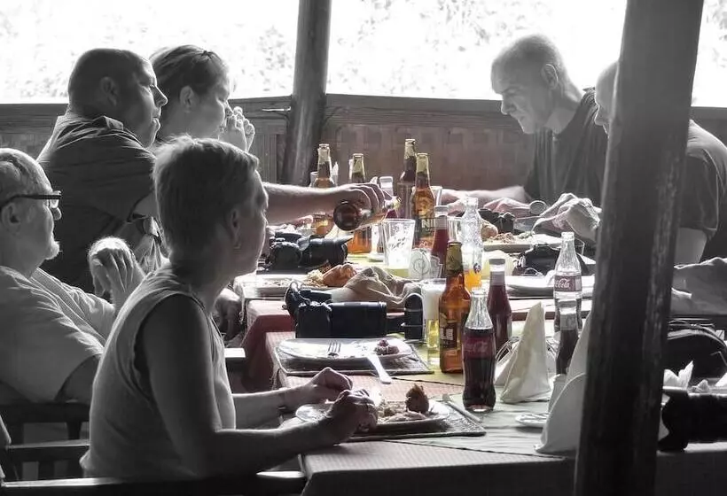 هتل Supreme Adventure Park Bunyonyi