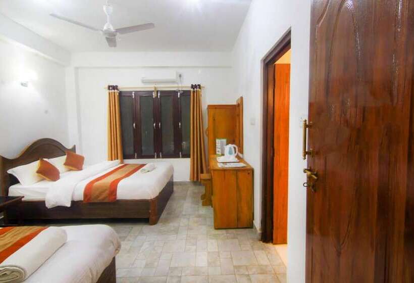 هتل Chitwan Park Village