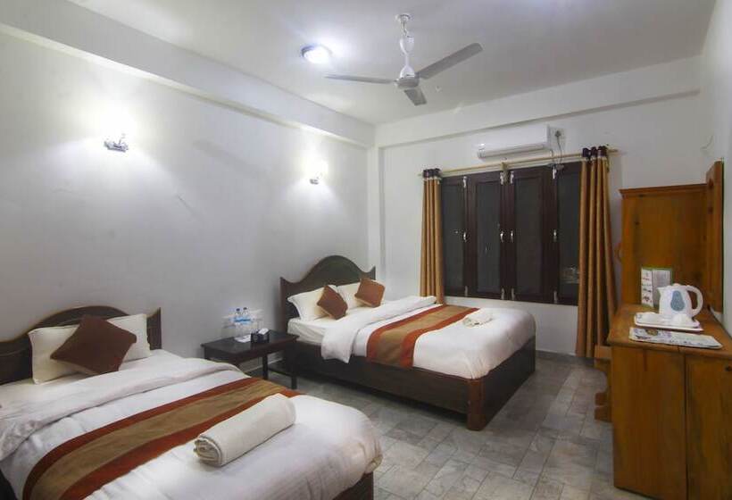 هتل Chitwan Park Village