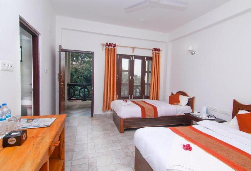 هتل Chitwan Park Village