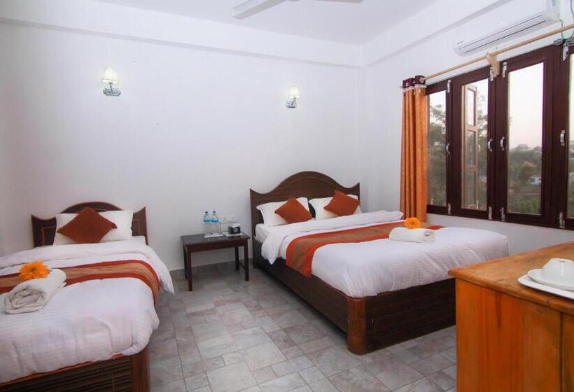 هتل Chitwan Park Village