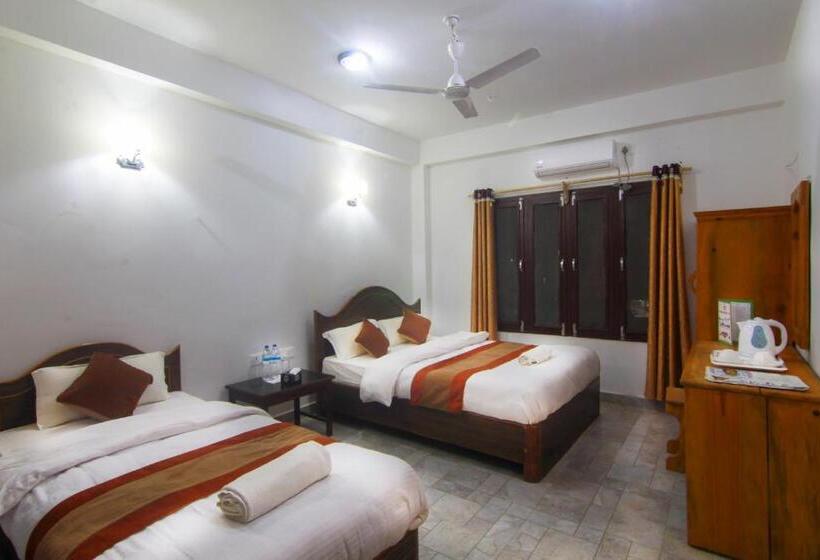 هتل Chitwan Park Village