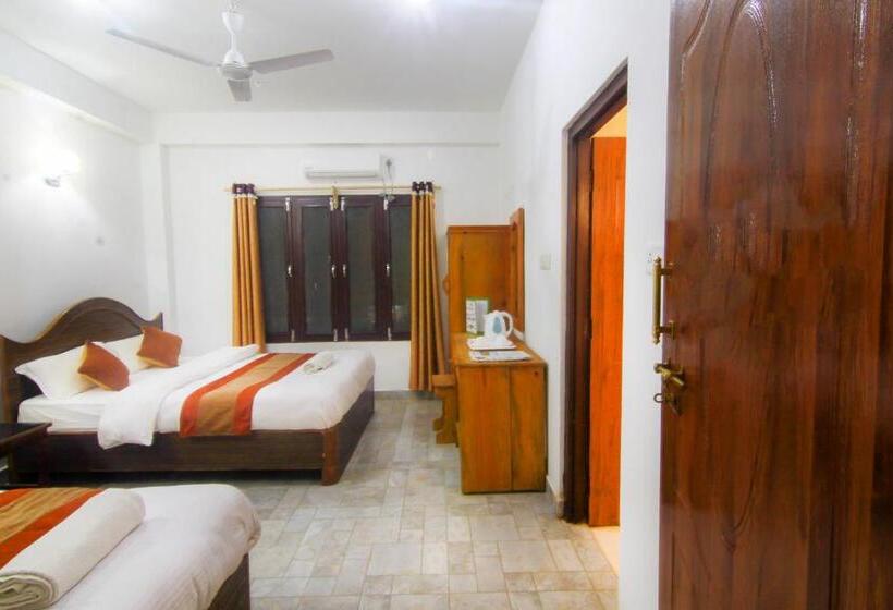 هتل Chitwan Park Village