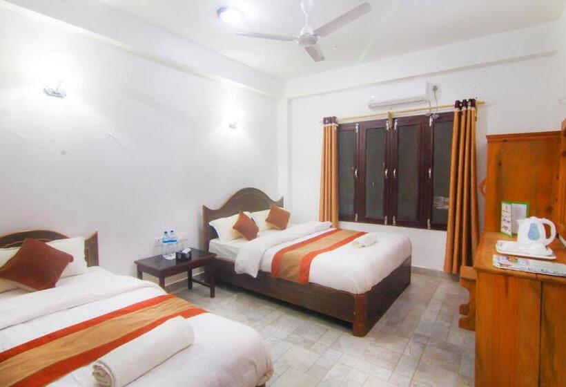 هتل Chitwan Park Village