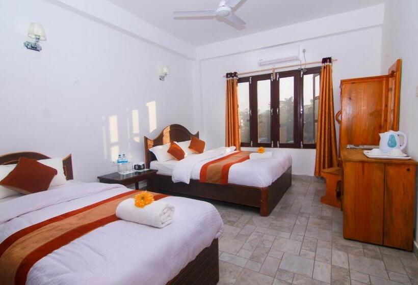 هتل Chitwan Park Village