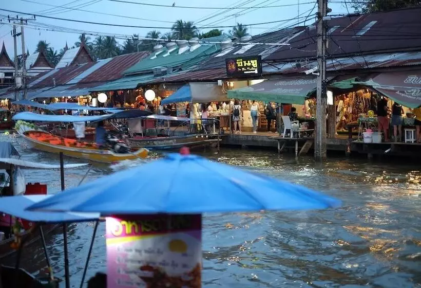 هتل Roomquest Amphawa Floating Market