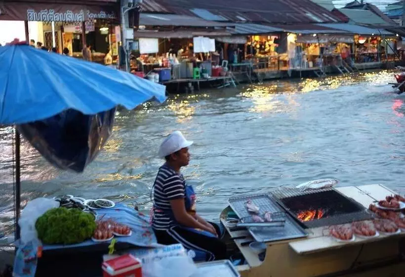 هتل Roomquest Amphawa Floating Market