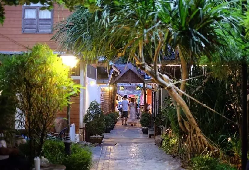 هتل Roomquest Amphawa Floating Market