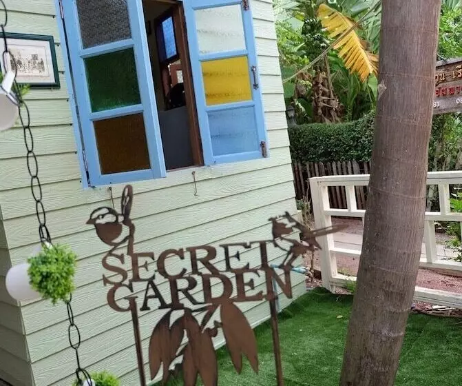 هتل Roomquest Amphawa Floating Market