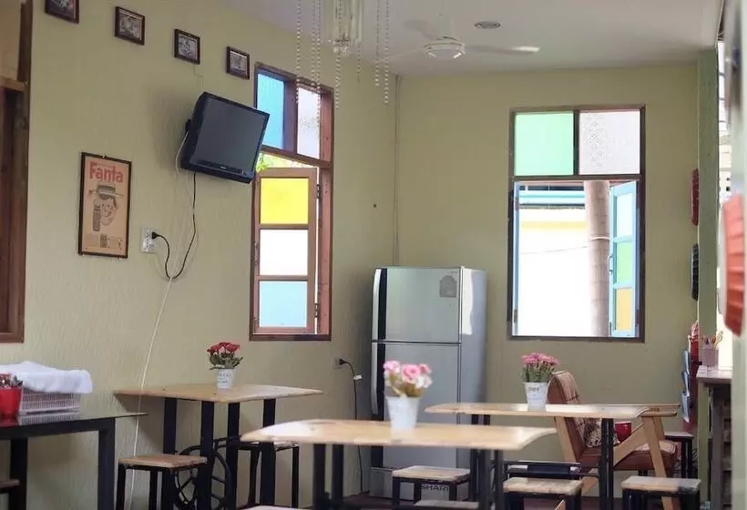 هتل Roomquest Amphawa Floating Market