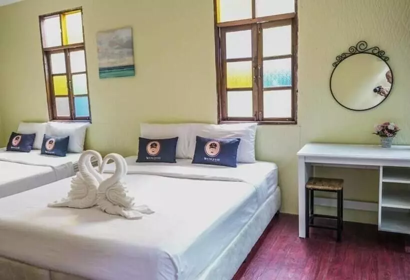 هتل Roomquest Amphawa Floating Market