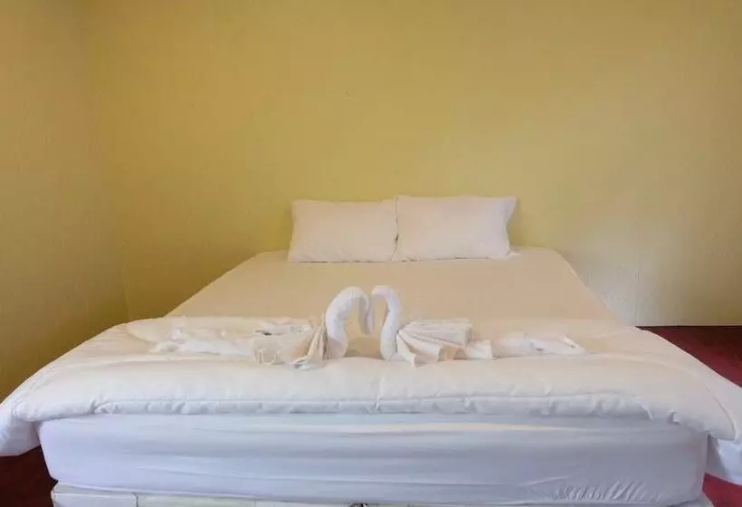 هتل Roomquest Amphawa Floating Market