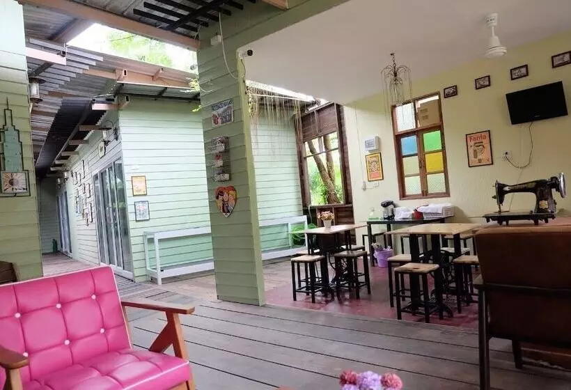 هتل Roomquest Amphawa Floating Market