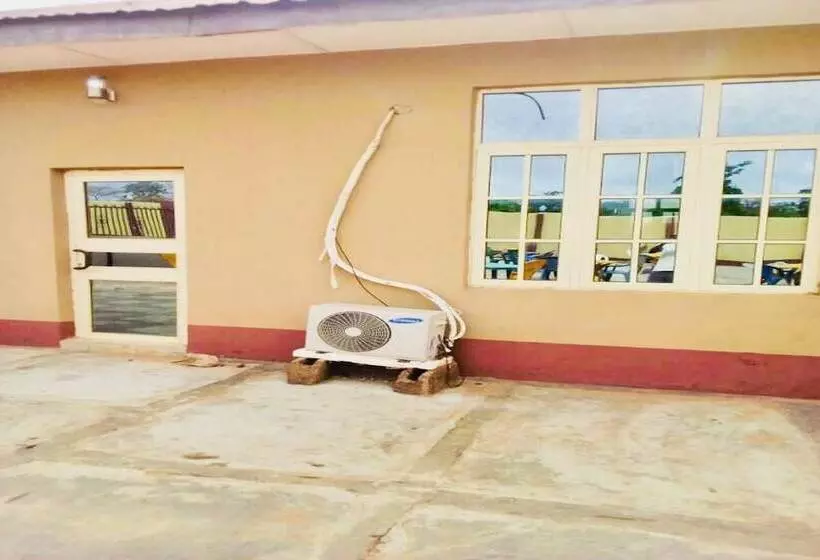 Momak 4 Hotel & Suites