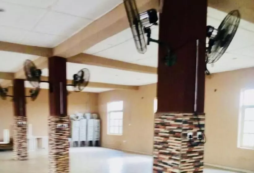 Momak 4 Hotel & Suites