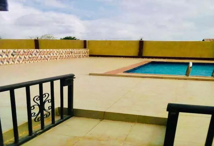 Momak 4 Hotel & Suites