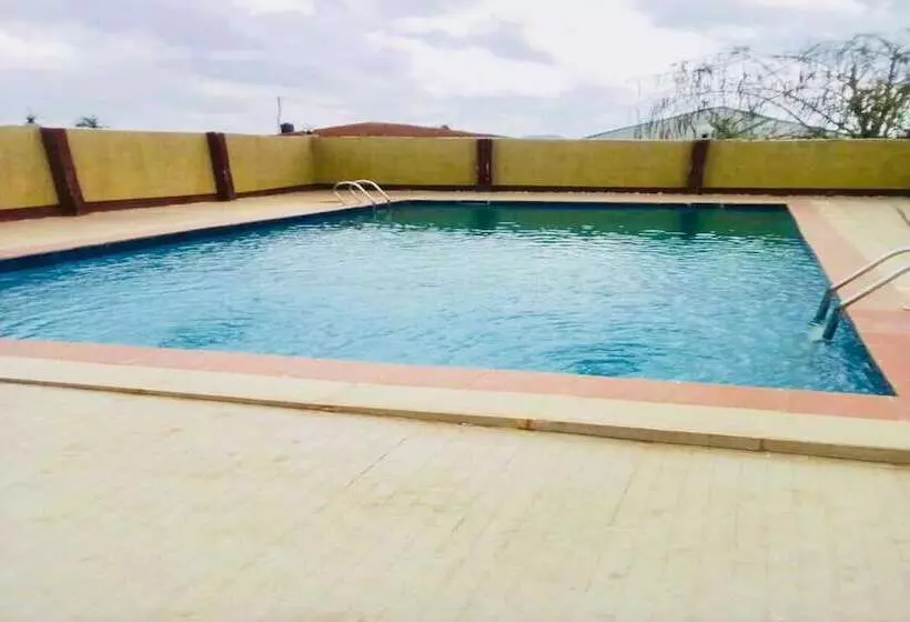 Momak 4 Hotel & Suites