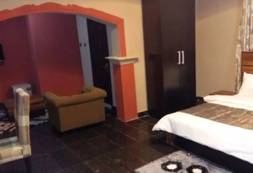 Momak 4 Hotel & Suites