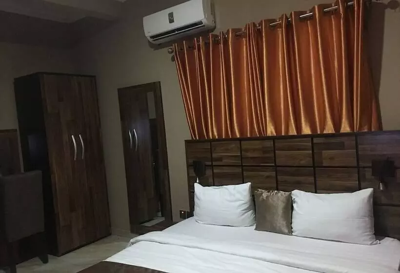 Momak 4 Hotel & Suites