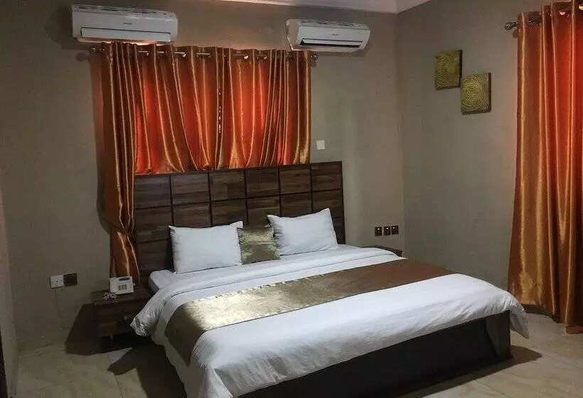 Momak 4 Hotel & Suites