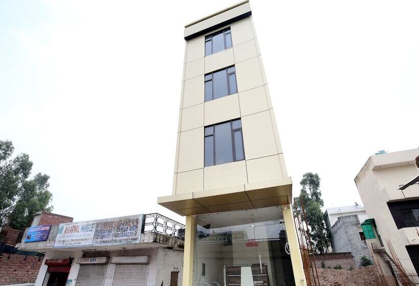 Oyo 16875 Hotel Skyz