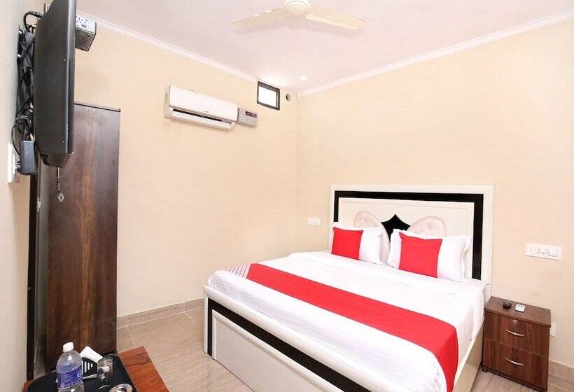 Oyo 16875 Hotel Skyz