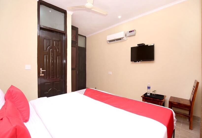 Oyo 16875 Hotel Skyz