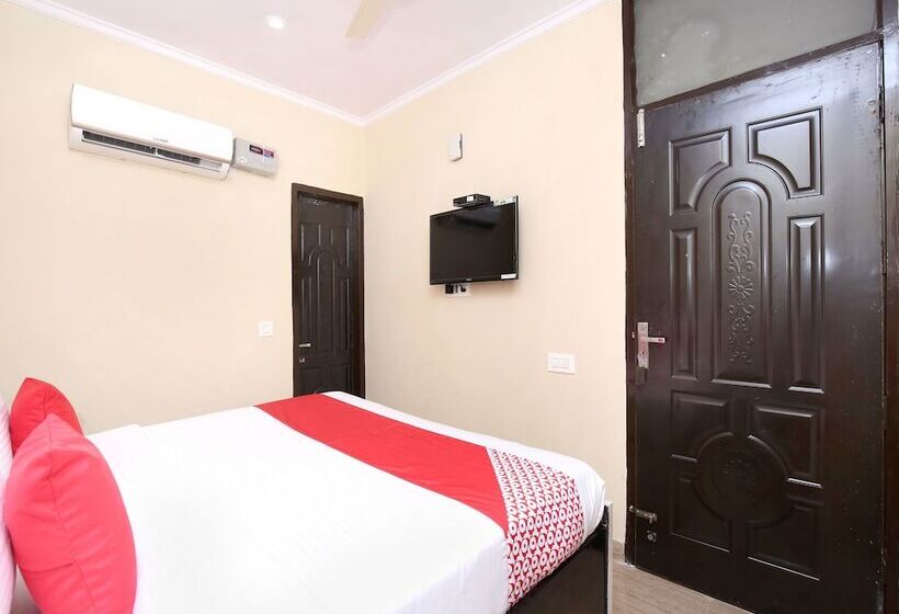 Oyo 16875 Hotel Skyz