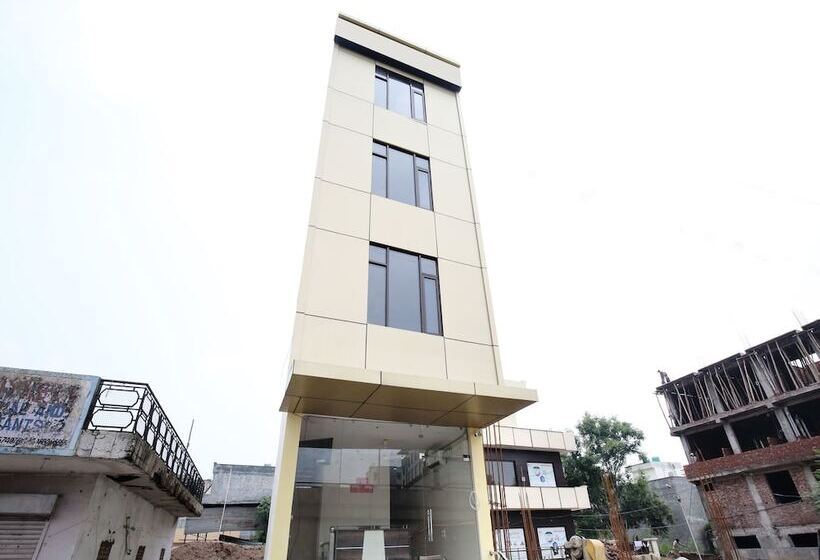 Oyo 16875 Hotel Skyz