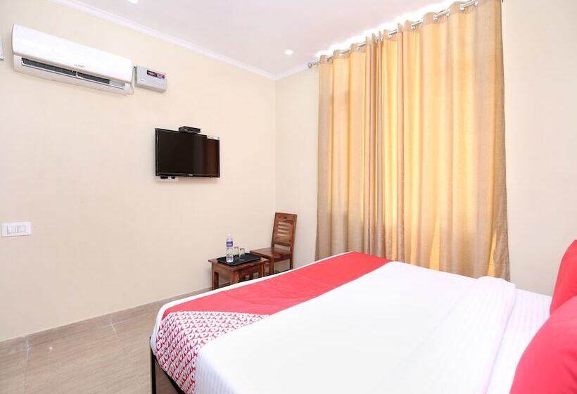 Oyo 16875 Hotel Skyz