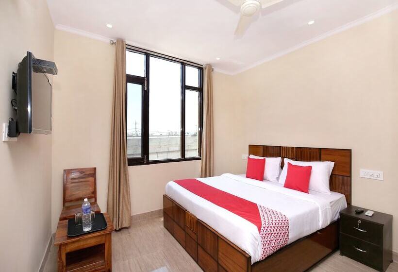 Oyo 16875 Hotel Skyz