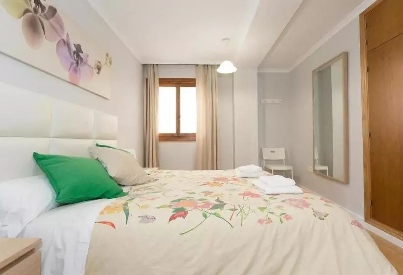 Apartamentos El Descubridor
