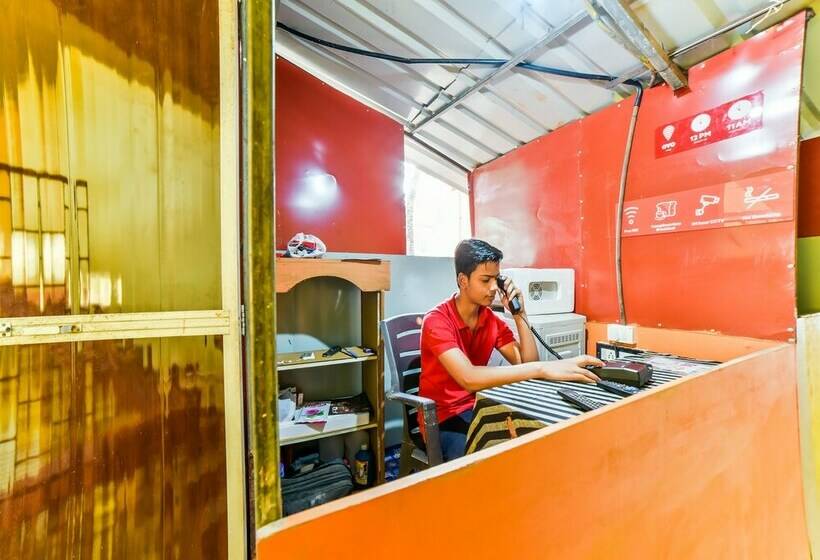 Hostelli Oyo 26605 Bharat Guest House